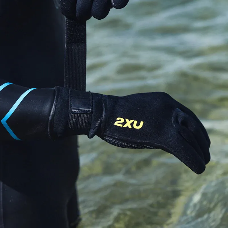 2XU Propel Neoprene Swim Gloves in Black/Ambition-1
